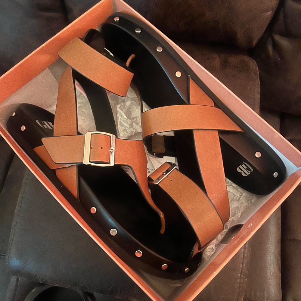 Women’s beautiful Gianni Bini sandal size11